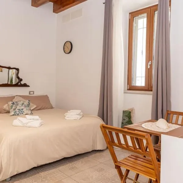 [Centro Storico] Redmood House a 5 min dal mare, Wi-Fi, A/C e Netflix，位于巴列塔的酒店