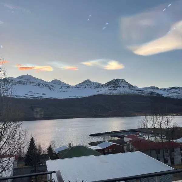 Eastfjord Apartment With Fjord view，位于雷扎尔菲厄泽的酒店