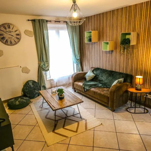 maison de ville avec jardin privatif，位于讷韦尔的酒店