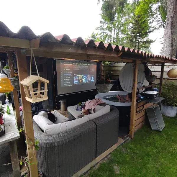 "Tempat Senang" chalet on the beautiful Veluwe with airco sauna bbq jacuzzi beamer and dog，位于皮滕的酒店