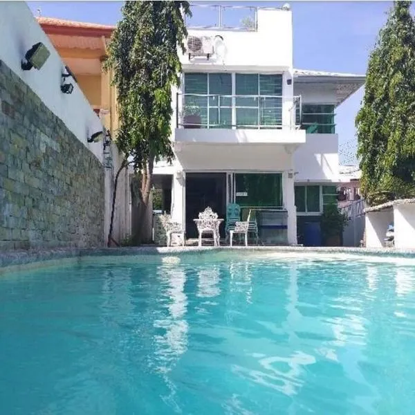 White House near Thunderbird Resort，位于Parian的酒店