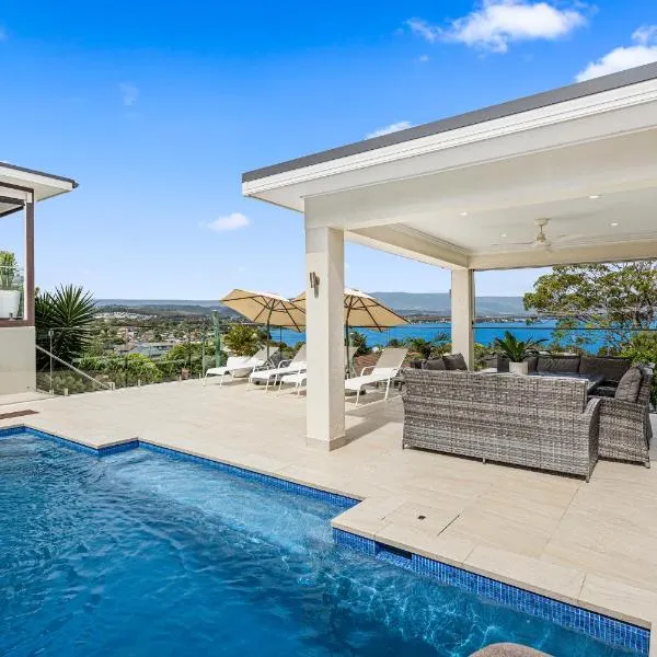 HEATed Pool, Lake & Beach, Luxury 5 B/R House，位于Lake Illawarra的酒店