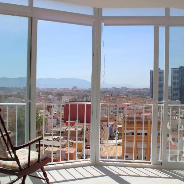 Rare find! Skyline view-Modern 6 bed 2 bath flat in the heart of Málaga，位于马拉加的酒店