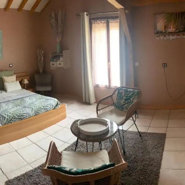 chambre salon indépendant, salle de bain wc privés, jardin privé, piscine partagée près d'un lac，位于梅斯尼圣佩尔的酒店