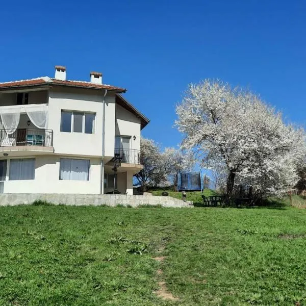 "House of swallows" vacation home, close to Sofia，位于Makotsevo的酒店