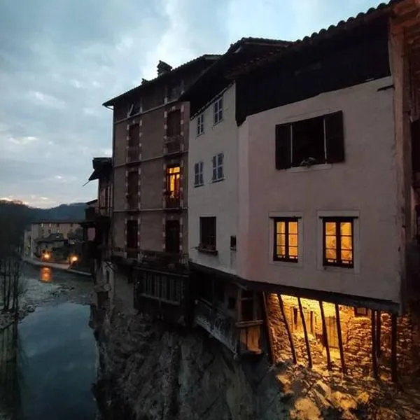 Maison suspendue avec jacuzzi privatif，位于鲁瓦昂地区蓬的酒店