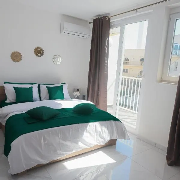 Modern Bedroom with own Bathroom and Balcony Best Area St Julians - 3 mins Seafront - shared common area，位于圣朱利安斯的酒店