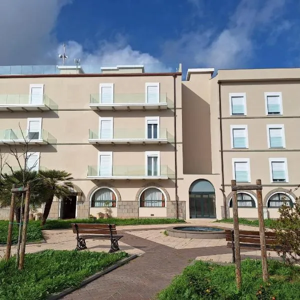 戴尔玫瑰别墅酒店，位于Solarussa的酒店