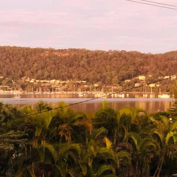 Brisbane waters cottage at Point Clare NSW，位于阿沃卡海滩的酒店