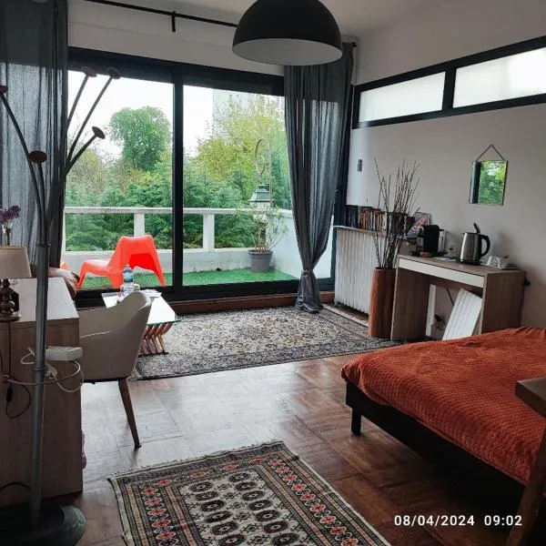 chambre tt confort dans un coin de verdure près de Paris，位于Le Pecq的酒店