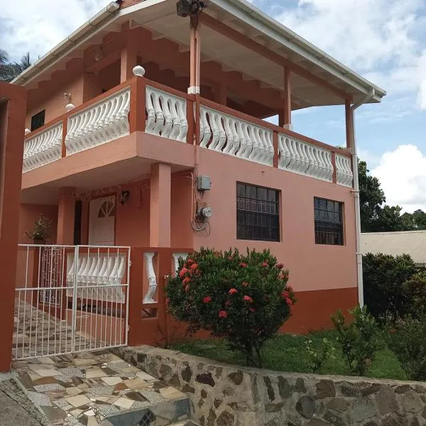 Angie's Cove, modern get-away overlooking Castries，位于卡斯特里的酒店