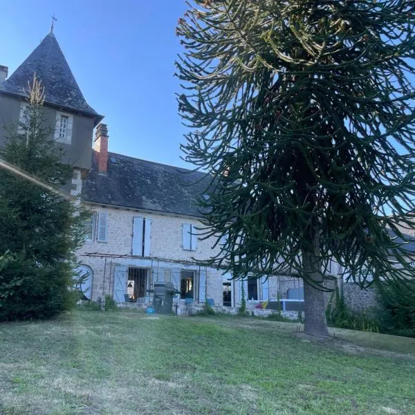 Magnifique maison de campagne avec jacuzzi，位于La Roche-Canillac的酒店