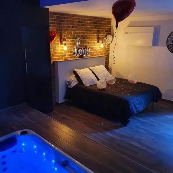 chambre romantique avec spa privatif，位于Jeumont的酒店