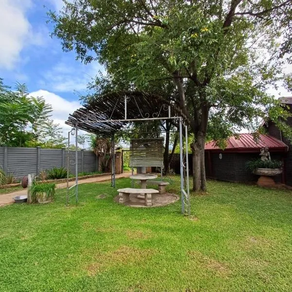 At Ease Road Lodge，位于Zeerust的酒店