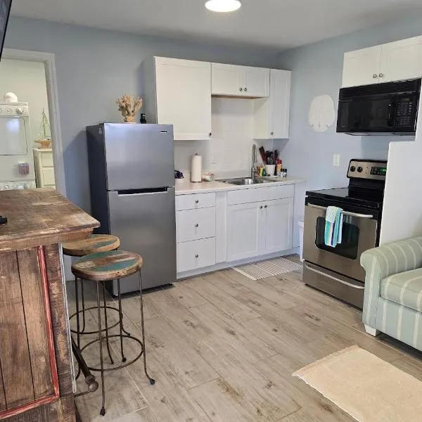 Seahorse - Tiny Home 1.2 Mi, 2 Beach Kitchen W & D Queen Bed，位于迈尔斯堡海滩的酒店