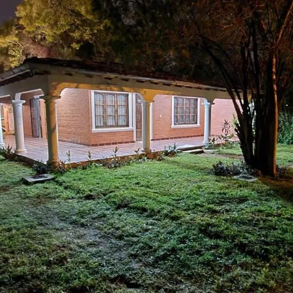 Casa familiar estilo colonial a metros del lago，位于圣贝纳迪诺的酒店