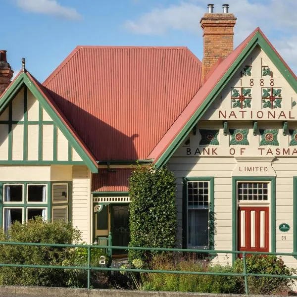 Derby Bank House- Heritage listed two bedroom old school B&B suite or a self contained cabin，位于Pioneer 的酒店