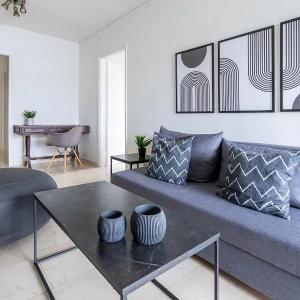 SummerVibes Penthouse Varkiza，位于瓦里的酒店