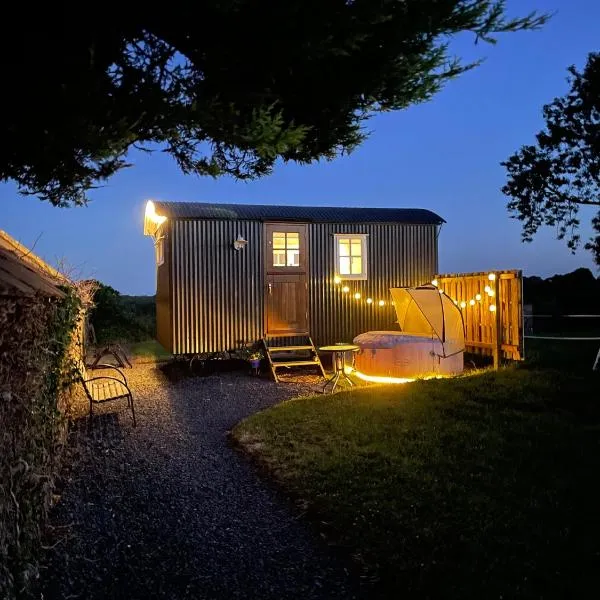 Sheelin Huts Blue, Hot-tub available From 1st April until 1st November，位于Multyfarnham的酒店