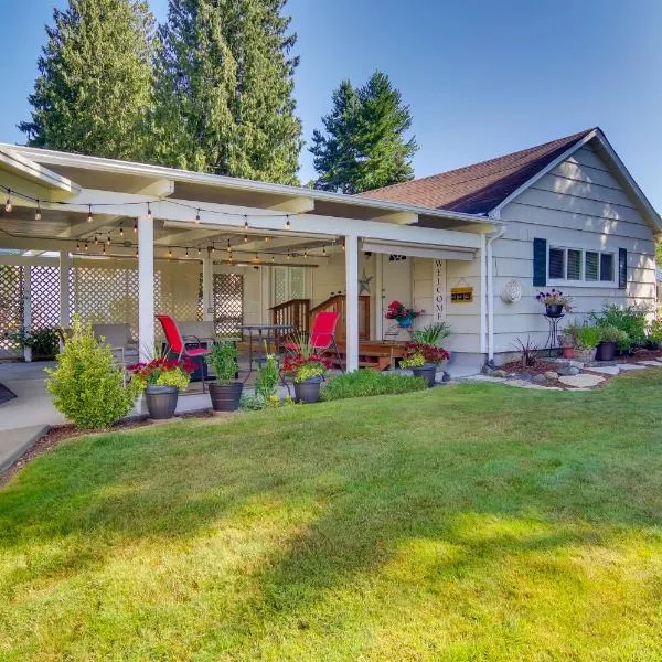 Charming Updated Retreat Walk to Lake Stevens!，位于Lake Stevens的酒店