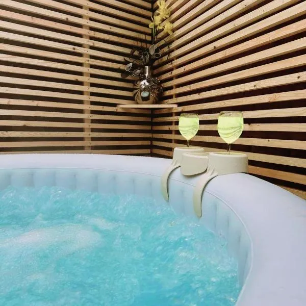 1 Bedroom apartment With Hot Tub in cardiff，位于卡迪夫的酒店