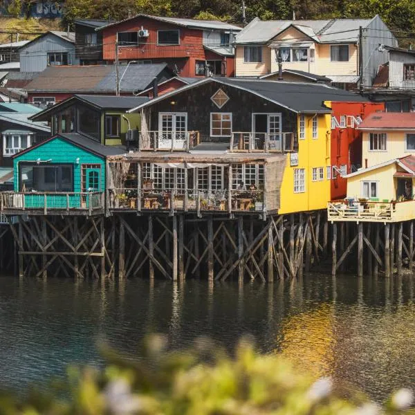 Palafito Hostel Chiloé，位于Puqueldón的酒店