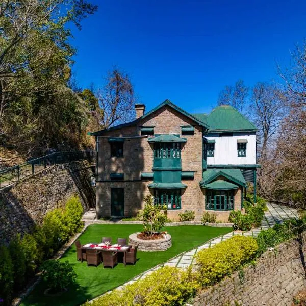 StayVista at Padam Hill 3BR Pet Friendly Villa with Lawn at Kasauli，位于卡绍利的酒店