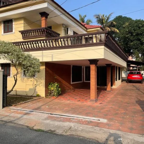 Spacious 3bhk home (villa) in Kochi，位于科钦的酒店