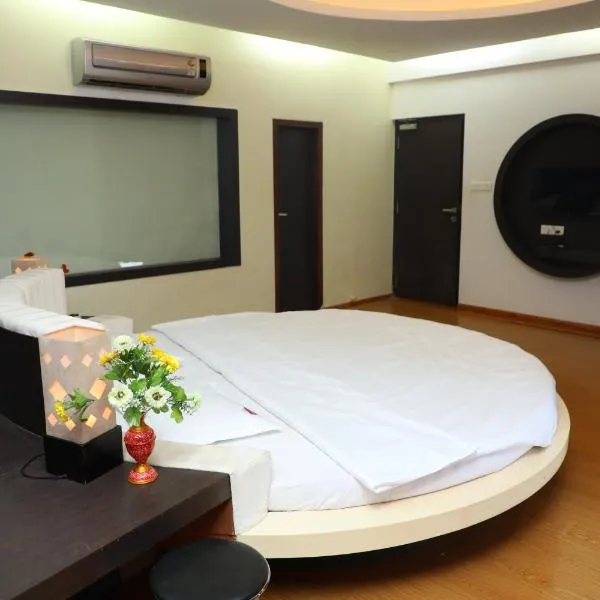 Vits Select Grand Inn, Ratnagiri，位于Hatkamba的酒店