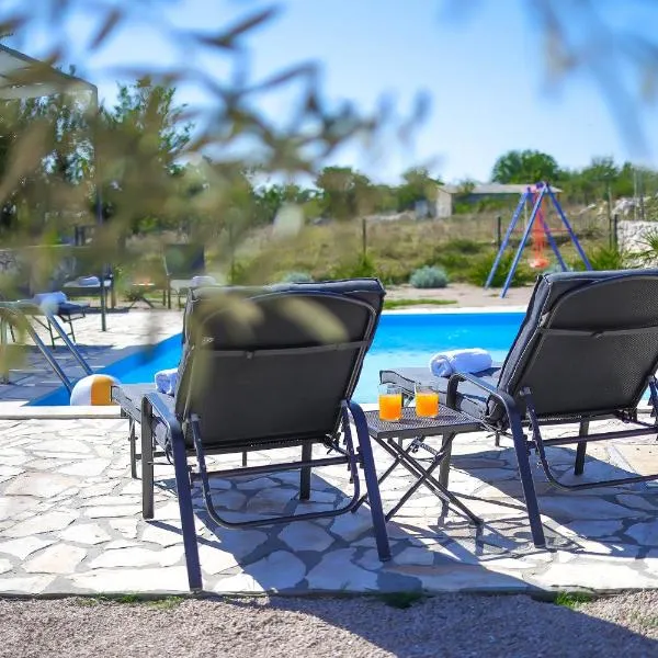 Villa Niko PET FRIENDLY 200 M FROM HIDDEN SANDY BEACH pets stays for free，位于Rudine的酒店