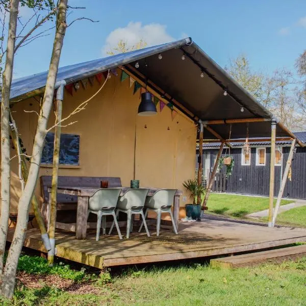 Glamping-tent 'Yatra Nirvana' met privé keuken en regendouche，位于Twijzel的酒店