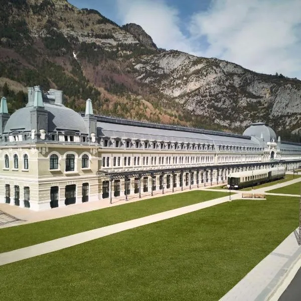 Canfranc Estación, a Royal Hideaway Hotel - Gran Lujo，位于坎弗兰克埃斯塔西翁的酒店