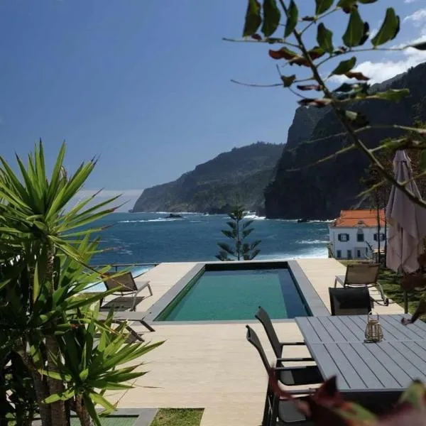 Casa Del Mar- Wonderfull Sea Views & Swimming Pool，位于蓬塔德尔加达的酒店