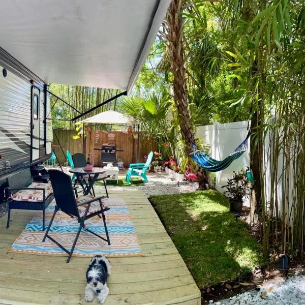 Garden Paradise RV Camper near Clearwater Beaches,位于拉哥的酒店