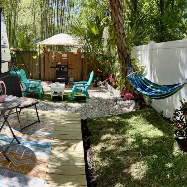 Garden Paradise RV Camper near Clearwater Beaches，位于拉哥的酒店