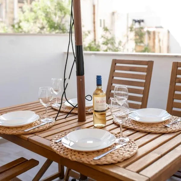 Brand New 2 Bed 2 Bath Apartment In Sliema By The Sea，位于斯利马的酒店
