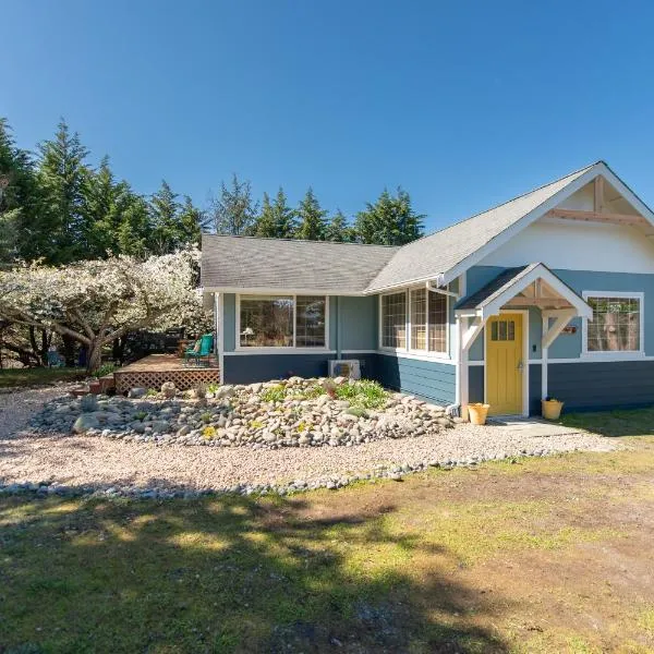 Sequim Escape with Gas Grill and Deck, Walk to Beach!，位于塞奎姆的酒店