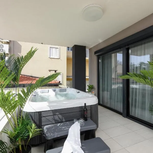Luxurious Urban Retreat Apartment with Whirlpool and Private Parking，位于扎达尔的酒店