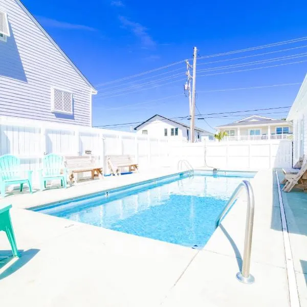 Suns Out Steps to Beach w Private Pool in Cherry Grove，位于默特尔比奇的酒店