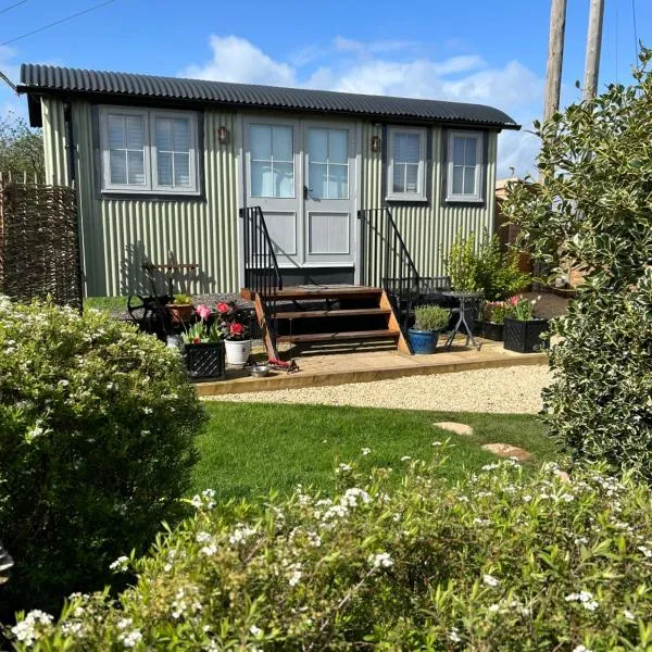 Cotswold shepherd hut with hot tub and sauna Dog friendly，位于塞文河畔厄普顿的酒店