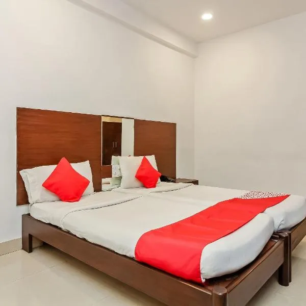 Collection O Hotel Happy Stay Near Hyderabad Central，位于Ameerpet的酒店