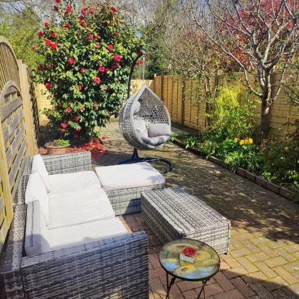 Beautiful Bexhill Cottage with garden 3 mins walk to beach，位于Wartling的酒店