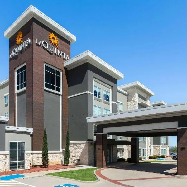 La Quinta Inn & Suites by Wyndham Ft Worth-Burleson，位于Joshua的酒店