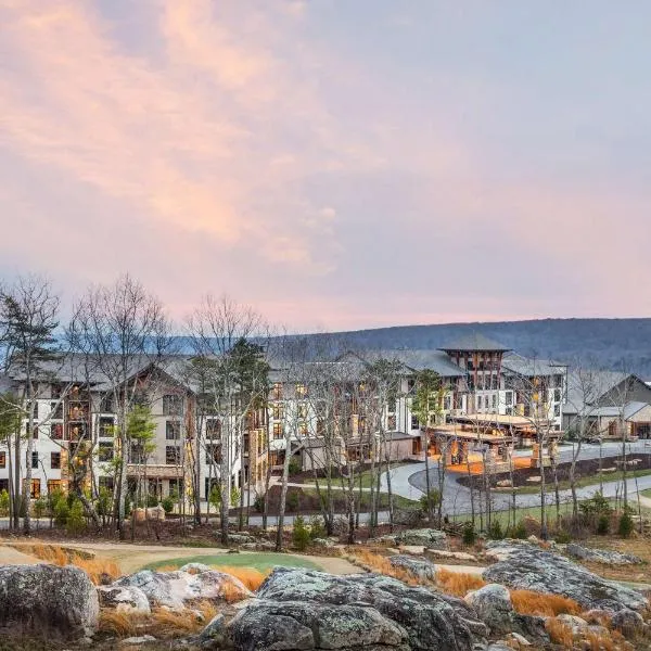 Cloudland at McLemore Resort Lookout Mountain, Curio Hilton，位于Trion的酒店