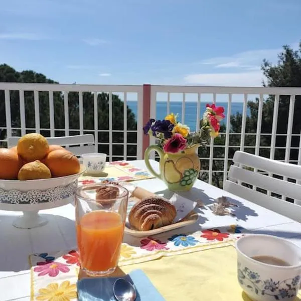 {[Apartment On The Sea +Terrace]}•Dan's house，位于Marina di San Lorenzo的酒店