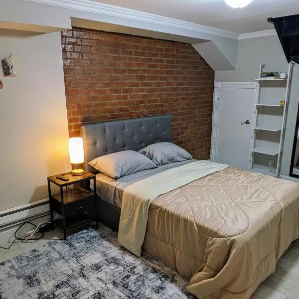 Lovely Room at 3 bedroom Apt at the heart of East Village，位于纽约的酒店