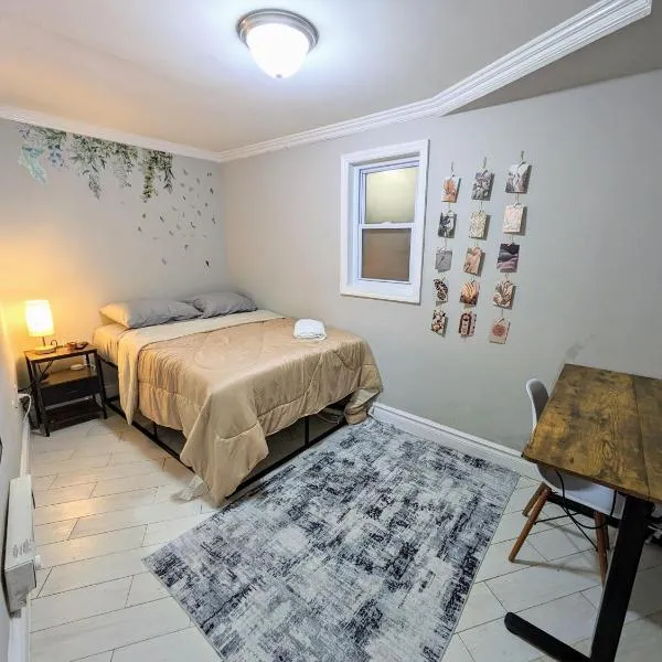 Lovely Room at 3 bedroom Apt at the heart of East Village，位于布鲁克林的酒店