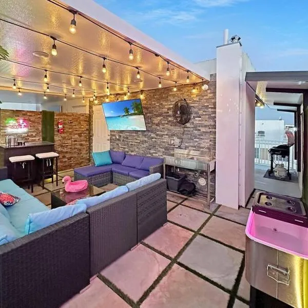 Vacay Spot experience Luna Sky! 65" TV BAR, BBQ, SHOWER massage jets, music, go to FL Keys，位于霍姆斯泰德的酒店