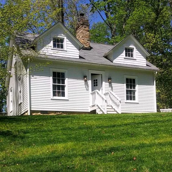 Historic Farmhouse by Nature Preserve，位于Comfort的酒店