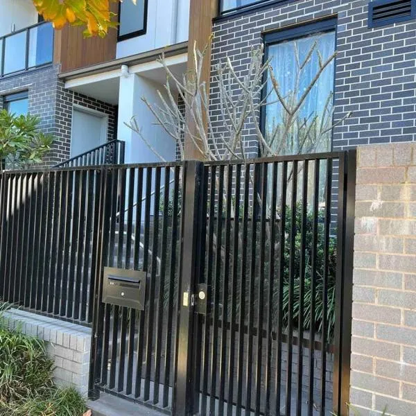安静的住宅区 4个卧室 2个卫生间 临近悉尼机场 市区 海滩，位于悉尼的酒店